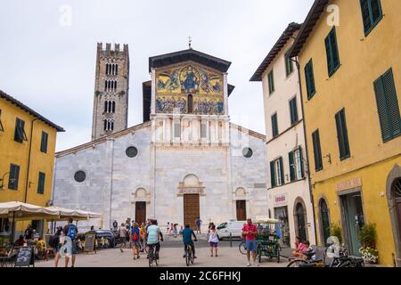 Lucca - 14 agosto 2019: Turisti e locali in Piazza San Frediano. Basilica di San Frediano con monumentale mosaico dorato a Lucca, Toscana Foto Stock