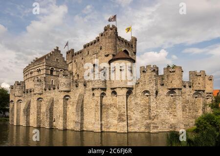 Vista sul castello medievale Gravensteen di Gand circondato dall'acqua Foto Stock