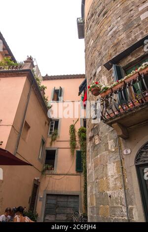 Lucca, Italia - 14 agosto 2019: Paesaggio urbano nel centro storico di Lucca in Toscana Foto Stock