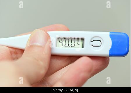 Immagini Stock - Mano Che Tiene Un Termometro Con Una Temperatura Di Febbre  Alta Di Più Di 37 Gradi Celsius. Image 63137624