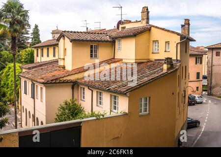Lucca, Italia - 14 agosto 2019: Paesaggio urbano nel centro storico di Lucca in Toscana Foto Stock