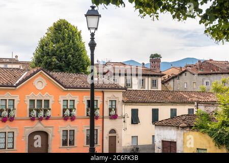 Lucca, Italia - 14 agosto 2019: Paesaggio urbano nel centro storico di Lucca in Toscana Foto Stock