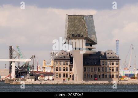 Anversa, Belgio - 8 giugno 2019: Vista sulla Port House, sede della sede principale dell'autorità portuale, nel porto di Anversa. Foto Stock