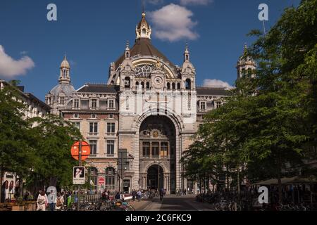 Anversa, Belgio - 8 giugno 2019: Il magnifico edificio della stazione centrale di Anversa, costruito tra il 1895 e il 1905, splende nel tardo pomeriggio Foto Stock