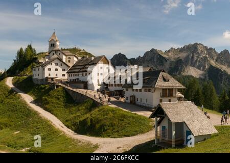 Monte Lussari, Italia - 17 agosto 2019: Vista sul piccolo borgo e sulla chiesa di pellegrinaggio del Santuario di Monte Lussari a 1790 m. Foto Stock