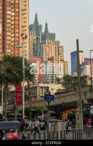 Bangkok, Thailandia - 14 gennaio 2019: Vista al crepuscolo dei grattacieli di Bangkok che splende al sole tardi intorno a Ratchaprarop Road nel quartiere Ratchathewi. Foto Stock