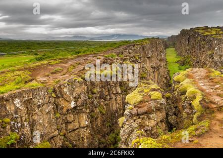 Vista della valle del rift che segna la cresta del crinale medio-Atlantico e il confine tra le placche tettoniche nordamericane ed eurasiane. Cosa Foto Stock