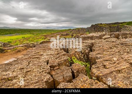Vista della valle del rift che segna la cresta del crinale medio-Atlantico e il confine tra le placche tettoniche nordamericane ed eurasiane. Cosa Foto Stock