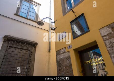 Lucca - 17 agosto 2019: Strada stretta nel centro storico di Lucca, Toscana Foto Stock