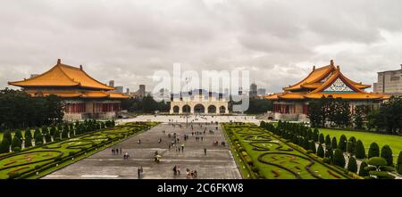 Taipei, Taiwan - 24 dicembre 2018: Vista sull'imponente Piazza della libertà con il Teatro Nazionale e la Sala dei Concerti Nazionale al cancello principale Foto Stock