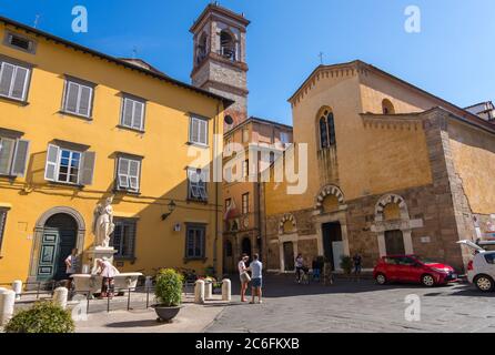 Lucca - 17 agosto 2019: Chiesa di San Salvatore a Mustolio e Fontana della Pupporona con la statua Naiad in piazza Misericordia di Lucca Foto Stock