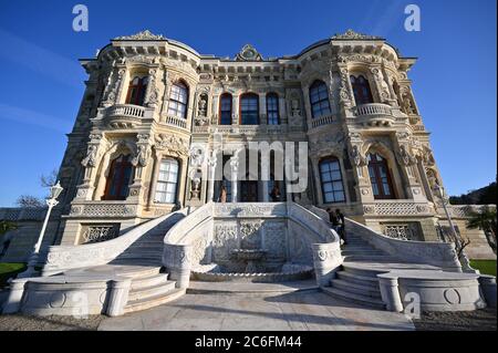 Edifici contemporanei il Padiglione Kucuksu, che e' un palazzo dell'Impero Ottomano del diciannovesimo secolo, d'estate e di caccia in Bosforo. Foto Stock