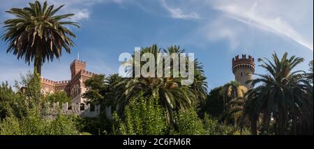 Vista panoramica sul Castello d'Albertis, o Castello D'Albertis, residenza storica e oggi museo di Genova circondato da un bellissimo giardino. Foto Stock