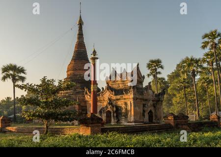 Un piccolo complesso di templi situato a Hanthawaddy presso l'area Inwa vicino Mandalay durante il tramonto Foto Stock