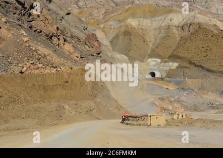 Costruzione di tunnel nella città di Artvin, a nord-est della Turchia. Foto Stock