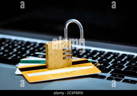 Concetto di sicurezza della carta di credito con lucchetto sulla tastiera. Foto Stock