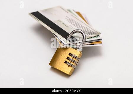 Carta di credito con lucchetto su sfondo bianco. Concetto di sicurezza dei dati. Foto Stock