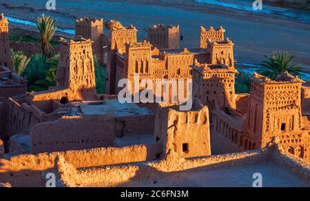 PROVINCIA DI OUARZAZATE, MAROCCO - Ksar ad Ait Benhaddou. Questa kasbah in mattoni di fango fortificato è un sito patrimonio dell'umanità dell'UNESCO Foto Stock