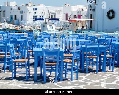 Isola di Naxos, Grecia - 05 agosto. 2009: Ristorante con tavoli e sedie blu in taverna greca tradizionale sull'isola di Naxos, Grecia. Foto Stock