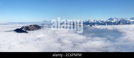 Mare di nebbia sulla montagna di neve Rigi Klum nella stagione invernale, Alpi svizzere, Svizzera (file grande) Foto Stock