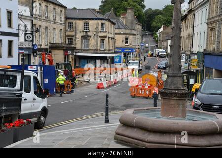 La strada chiusa attraverso il centro città di Frome in Somerset in fase di ristrutturazione a beneficio dei pedoni e di ridurre e migliorare il flusso del traffico. Foto Stock