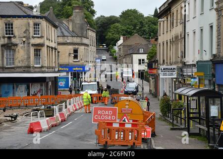 La strada chiusa attraverso il centro città di Frome in Somerset in fase di ristrutturazione a beneficio dei pedoni e di ridurre e migliorare il flusso del traffico. Foto Stock