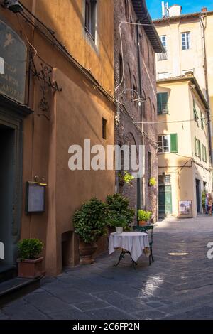 Lucca - 17 agosto 2019: Strada stretta nel centro storico di Lucca, Toscana Foto Stock