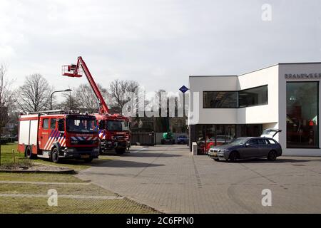 Moderna stazione dei vigili del fuoco nel villaggio olandese di Bergen con motori antincendio e un braccio telescopico. Paesi Bassi, marzo Foto Stock