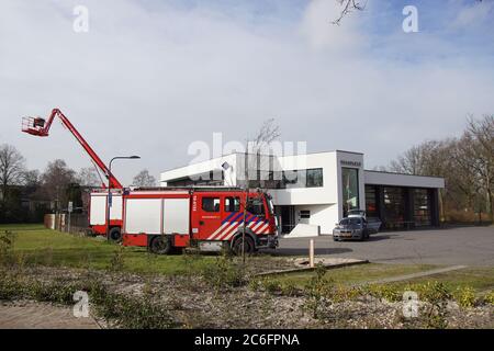 Moderna stazione dei vigili del fuoco nel villaggio olandese di Bergen con motori antincendio e un braccio telescopico. Paesi Bassi, marzo Foto Stock