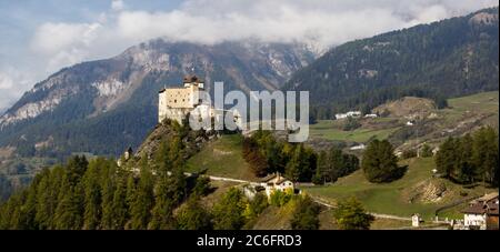 Panorama della valle del Tarasp con il castello di Tarasp (costruito nel 11 ° secolo) nelle Alpi svizzere, Canton Grigioni o Graubuendon, Svizzera (grande file) Foto Stock
