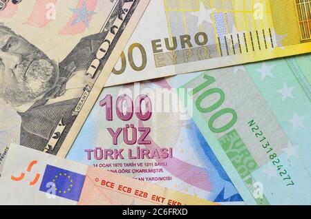Primo piano verso le banconote turche di Lira, euro e dollari USA Foto Stock