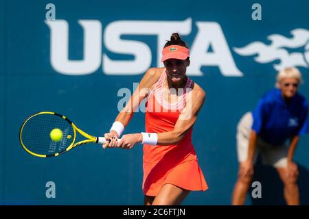 Bernarda Pera degli Stati Uniti in azione durante il secondo round al torneo internazionale Open WTA di NYJTL Bronx 2019 Foto Stock