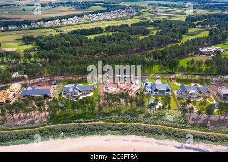 Vista aerea di grandi case di lusso moderne sulla costa presso l'esclusiva proprietà Archerfield a East Lothian, Scozia, Regno Unito Foto Stock