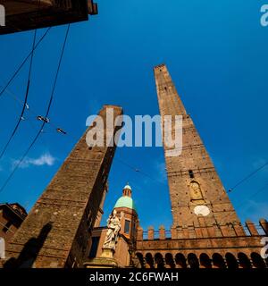 Due Torri, Bologna, la più alta è la Torre Asinelli e la sua vicina più corta, la Torre Garisenda. Entrambi inclinati. Bologna Italia. Foto Stock