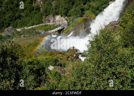 Kleivafossen,Briksdalen,Olden,Nordfjord,Norvegia sulla strada per il ghiacciaio Briksdalsbreen . La cascata si trova sul fiume che scorre dal ghiacciaio Foto Stock