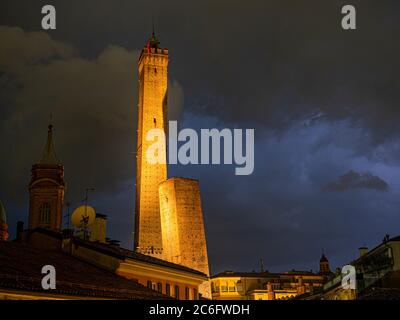 Due Torri, Bologna di notte. La più alta è la Torre Asinelli e il suo vicino più corto, la Torre Garisenda. Italia. Foto Stock