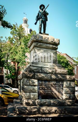 Una statua commemorativa del soldato confederato sulla base con la targa dedicata ai soldati confederati caduti nella guerra civile, Murfreesboro, TN, USA, Foto Stock