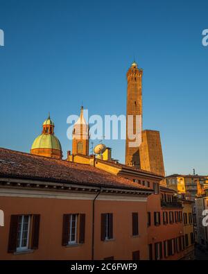 Due Torri, Bologna, la più alta è la Torre Asinelli e la sua vicina più corta, la Torre Garisenda. Entrambi inclinati. Bologna Italia. Foto Stock