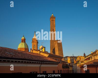 Due Torri, Bologna, la più alta è la Torre Asinelli e la sua vicina più corta, la Torre Garisenda. Entrambi inclinati. Bologna Italia. Foto Stock