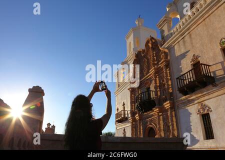 San Xavier Mission, Tucson, AZ / Oct lo smartphone è diventato la fotocamera preferita dai turisti che visitano la Missione San Xavier del bac. Foto Stock