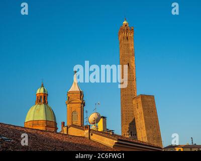 Due Torri, Bologna, la più alta è la Torre Asinelli e la sua vicina più corta, la Torre Garisenda. Entrambi inclinati. Bologna Italia. Foto Stock