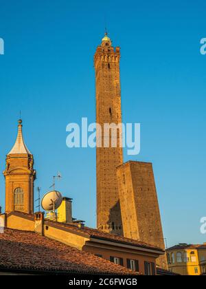 Due Torri, Bologna, la più alta è la Torre Asinelli e la sua vicina più corta, la Torre Garisenda. Entrambi inclinati. Bologna Italia. Foto Stock