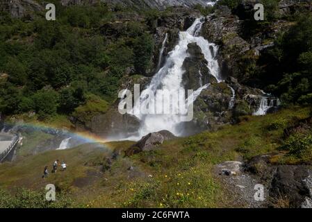 Kleivafossen,Briksdalen,Olden,Nordfjord,Norvegia sulla strada per il ghiacciaio Briksdalsbreen . La cascata si trova sul fiume che scorre dal ghiacciaio Foto Stock