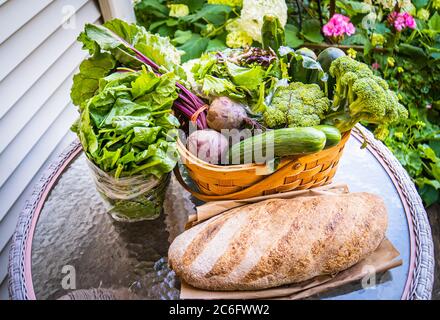 La prima settimana di luglio quota agricola da una Comunità Vermont sostenuto Agricoltura (CSA) : locale, cibo stagionale direttamente da una fattoria Foto Stock