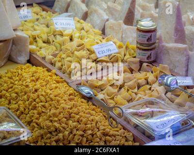 Mostra di pasta e formaggi in un negozio in Via Pescherie vecchie. Bologna, Italia. Foto Stock