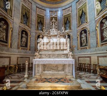 Arca di San Domenico all'interno della Basilica di San Domenico, Bologna. Italia. Foto Stock