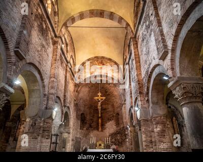 L'altare all'interno di Santo Stefano, Bologna, Italia. Foto Stock