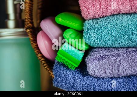 Pila di asciugamani, sapone, panno, gel. Pila di asciugamani da bagno su sfondo di legno Foto Stock