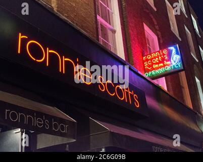 Segnaletica fuori dal Ronnie Scott's Jazz Club su Frith Street, Soho, Londra, Regno Unito Foto Stock