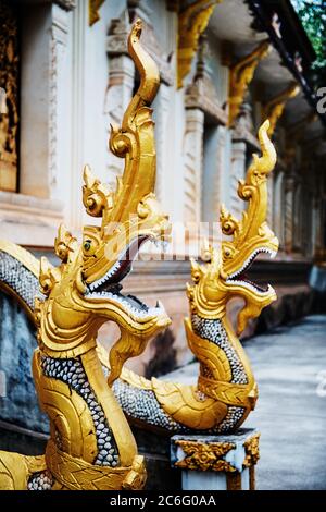 Statua del drago d'oro a Vientiane, Laos, Sud-est asiatico Foto Stock